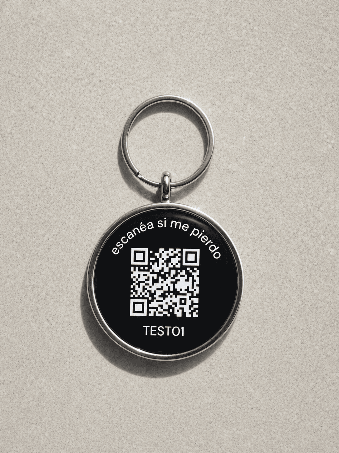 Detalle del grabado láser del código QR en la placa